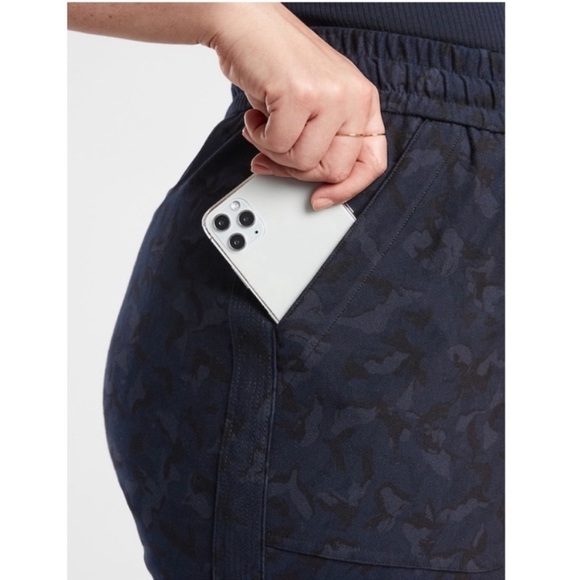 Athleta Black Navy Camo Print Drawstring Waist Joggers w/Pockets - Picture 4 of 11